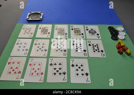 Jeu de poker sur une table verte et bleue, avec des jetons et des dés dans une photo avec foyer sélectif, vue panoramique Banque D'Images