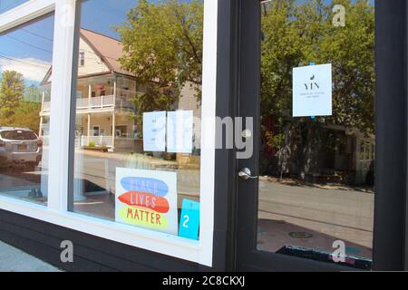 WOODRIDGE, NY, ÉTATS-UNIS - 16 juin 2020: Local Business Yin spirituel Center affiche des vies noires matière entrer dans la fenêtre de magasin en soutien de BLM Banque D'Images