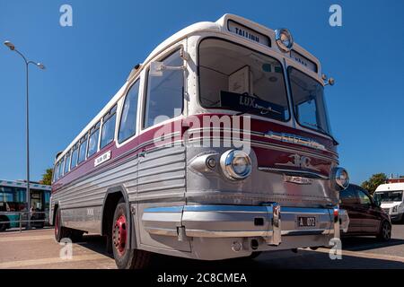 Tallinn, Harju County, Estonie, 20 juillet 2020 UN bus rétro se trouve à côté de la gare centrale. Photo de haute qualité Banque D'Images