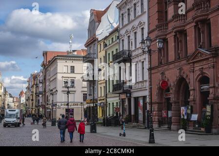 Bâtiments autour de la place principale de la vieille ville à Torun, Kuyavian Poméranie Voivodeship de Pologne, Artus Manor en premier plan Banque D'Images