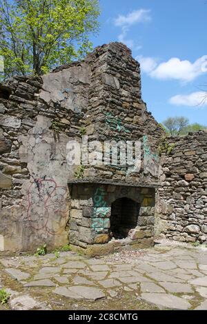 NEWBURGH, NY, ÉTATS-UNIS - 17 mai 2020: Newburgh, NY / États-Unis - 05/17/2020: Algonquin Park Historical Gun Powder Mill Building Ruins with Fire P. Banque D'Images