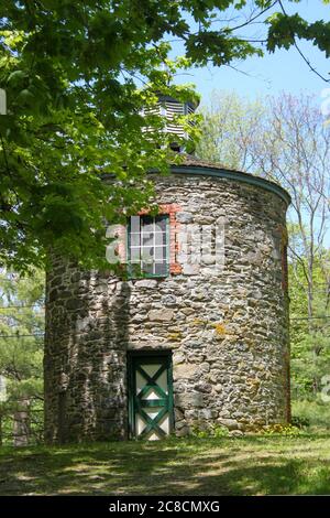 NEWBURGH, NY, ÉTATS-UNIS - 17 mai 2020: Newburgh, NY / États-Unis - 05/17/2020: Algonquin Park Historic Orange Mills main Building / Gun Powder Mill Banque D'Images