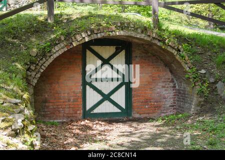 NEWBURGH, NY, ÉTATS-UNIS - 17 mai 2020: Newburgh, NY / États-Unis - 05/17/2020: Algonquin Park Historic Orange Mills, partie du bâtiment principal / Gun Pow Banque D'Images