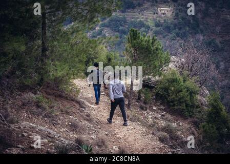 Les touristes sur un sentier dans la vallée de Kadisha également appelé la vallée Sainte dans le nord du gouvernorat du Liban Banque D'Images