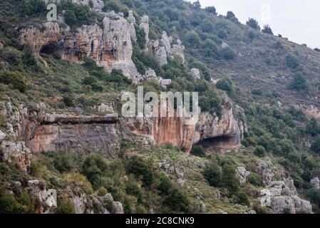 Vue depuis le sentier sur une roche au-dessus de la vallée de Kadisha également appelée la vallée Sainte près du village de Blouza dans le gouvernorat du Nord du Liban Banque D'Images