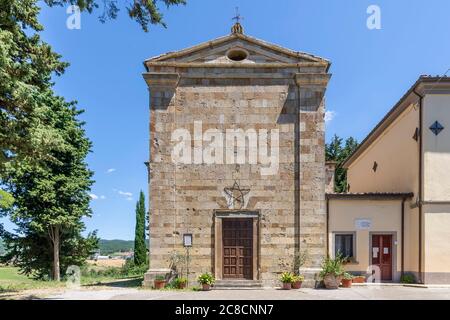 La façade de la Pieve di Santa Maria Assunta et Sant'Angelo dans le centre historique de Santa Luce, Pise, Italie Banque D'Images