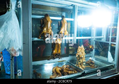 Boîte en verre de canard fumé. Vendeur de rue de nourriture à Bangkok Banque D'Images
