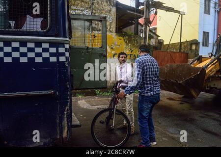 Kolkata, Inde. 23 juillet 2020. Un policier de Kolkata a été vu arrêter un cycliste pendant sa patrouille dans le confinement deux jours par semaine pour s'assurer que personne ne viole les lois.le gouvernement du Bengale occidental a décidé d'imposer un confinement hebdomadaire dans l'État pour freiner la montée de la maladie du coronavirus (COVID-19). Seules les personnes qui sont aux services d'urgence et les patients ont l'autorisation de se déplacer ou de se déplacer. Crédit : SOPA Images Limited/Alamy Live News Banque D'Images