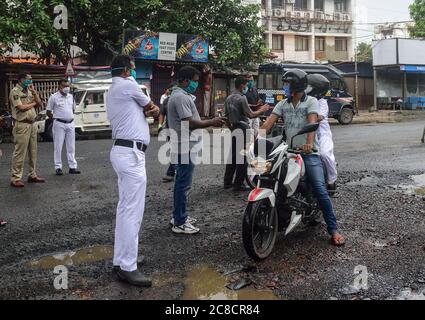 Kolkata, Inde. 23 juillet 2020. Les policiers de Kolkata s'enquérir et vérifient les motocyclistes pendant le confinement de deux jours.le gouvernement du Bengale occidental a décidé d'imposer un confinement d'une semaine dans l'État pour freiner l'augmentation de la maladie du coronavirus (COVID-19). Seules les personnes qui sont aux services d'urgence et les patients ont l'autorisation de se déplacer ou de se déplacer. Crédit : SOPA Images Limited/Alamy Live News Banque D'Images