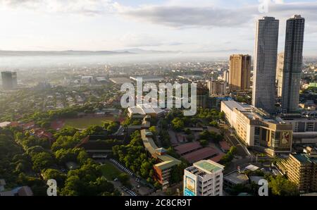 Pasig, Philippines. 23 juillet 2020. (NOTE AUX ÉDITEURS : image prise par un drone) vue aérienne tôt le matin de la ville de Pasig. Le Grand Manille pourrait revenir à une quarantaine communautaire « plus stricte » ou à une quarantaine communautaire améliorée modifiée (MECQ) après juillet 31 si le nombre de cas de coronavirus (Covid-19) continuera d'augmenter. Le nombre de cas (COVID-19) par pays a atteint 72,269 mercredi après que le ministère de la Santé (DOH) a annoncé 1,594 autres infections. (Photo de Herman Lumanog/Pacific Press/Sipa USA) crédit: SIPA USA/Alay Live News Banque D'Images