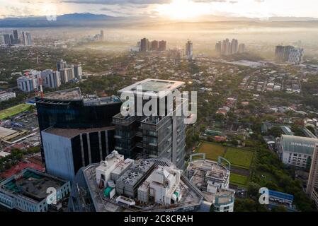 Pasig, Philippines. 23 juillet 2020. (NOTE AUX ÉDITEURS : image prise par un drone) vue aérienne tôt le matin de la ville de Pasig. Le Grand Manille pourrait revenir à une quarantaine communautaire « plus stricte » ou à une quarantaine communautaire améliorée modifiée (MECQ) après juillet 31 si le nombre de cas de coronavirus (Covid-19) continuera d'augmenter. Le nombre de cas (COVID-19) par pays a atteint 72,269 mercredi après que le ministère de la Santé (DOH) a annoncé 1,594 autres infections. (Photo de Herman Lumanog/Pacific Press/Sipa USA) crédit: SIPA USA/Alay Live News Banque D'Images