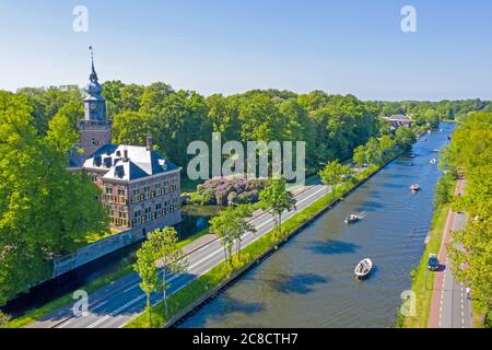 Antenne de la rivière Vecht avec le château de Nijenrode aux pays-Bas Banque D'Images