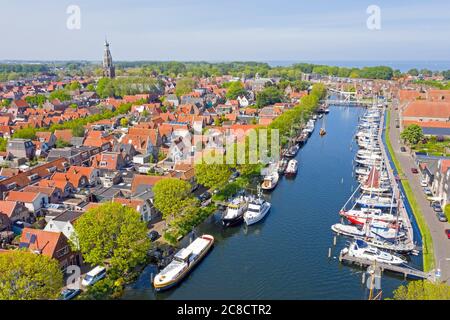 Aérien du port et de la ville d'Enkhuizen aux pays-Bas Banque D'Images