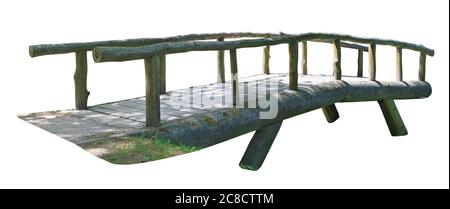 Un pont en bois de bois artisanal voûté de bois de la forêt. Isolé sur blanc Banque D'Images