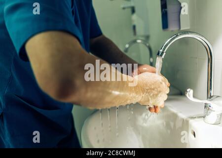 Close Up Of Medical Staff Lave-mains Banque D'Images