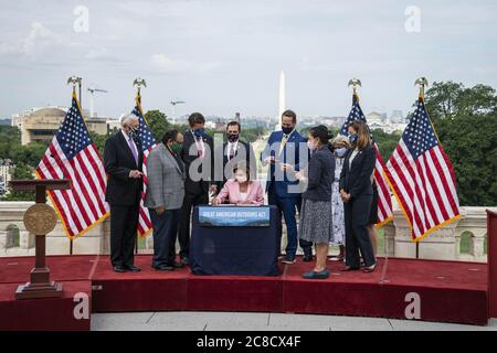 Washington, États-Unis. 23 juillet 2020. Le président de la Chambre Nancy Pelosi, D-Californie, signe la Great American Outdoors Act sur le front ouest du Capitole des États-Unis à Washington, DC, États-Unis, le jeudi 23 juillet 2020. La loi financera des projets d'entretien des parcs nationaux et des forêts. Photo de Sarah Silbiger/UPI crédit: UPI/Alay Live News Banque D'Images