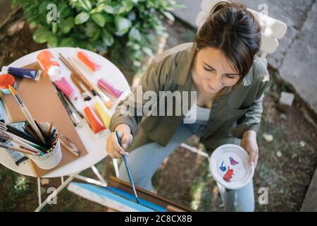 Vue en grand angle de la peinture féminine sur toile Banque D'Images