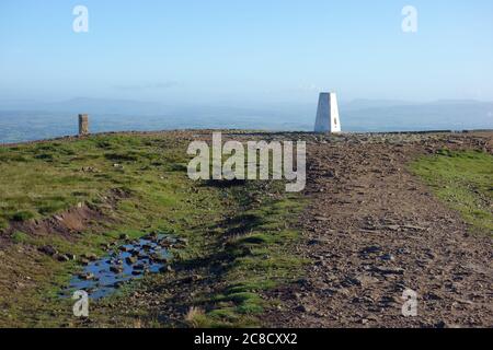 Le pilier de triangulation de Pierre et de concreate (Trig point) sur le sommet de Pendle Hill sur le sentier de Pendle Way de Barley, Lancashire, Royaume-Uni. Banque D'Images