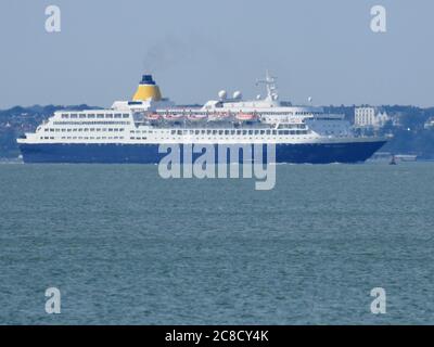 Sheerness, Kent, Royaume-Uni. 23 juillet 2020. Le bateau de croisière bleu Saga Sapphire, caractéristique, a été vu au départ de la Tamise cet après-midi après avoir été mis en place pendant des mois à Tilbury. Le navire a été vendu à Anex Tours et le nom a changé pour Blue Sapphire pour la saison 2021. Crédit : James Bell/Alay Live News Banque D'Images