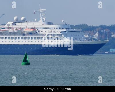 Sheerness, Kent, Royaume-Uni. 23 juillet 2020. Le bateau de croisière bleu Saga Sapphire, caractéristique, a été vu au départ de la Tamise cet après-midi après avoir été mis en place pendant des mois à Tilbury. Le navire a été vendu à Anex Tours et le nom a changé pour Blue Sapphire pour la saison 2021. Crédit : James Bell/Alay Live News Banque D'Images