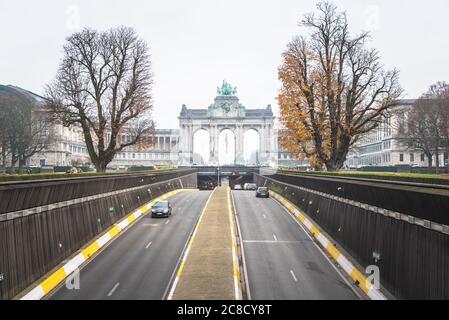 Route à travers le Parc du Cinquantenaire à Bruxelles, Belgique, par une journée d'hiver brumeuse. Banque D'Images