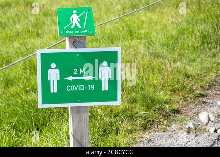 Suivez un chemin en rappelant aux gens de rester à deux mètres dans un parc en Islande pendant la pandémie de Covid-19 Banque D'Images