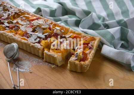 Tarte appétissante à la pâte à tartiser avec fruits d'été Banque D'Images