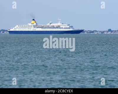 Sheerness, Kent, Royaume-Uni. 23 juillet 2020. Le bateau de croisière bleu Saga Sapphire, caractéristique, a été vu au départ de la Tamise cet après-midi après avoir été mis en place pendant des mois à Tilbury. Le navire a été vendu à Anex Tours et le nom a changé pour Blue Sapphire pour la saison 2021. Crédit : James Bell/Alay Live News Banque D'Images