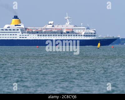 Sheerness, Kent, Royaume-Uni. 23 juillet 2020. Le bateau de croisière bleu Saga Sapphire, caractéristique, a été vu au départ de la Tamise cet après-midi après avoir été mis en place pendant des mois à Tilbury. Le navire a été vendu à Anex Tours et le nom a changé pour Blue Sapphire pour la saison 2021. Crédit : James Bell/Alay Live News Banque D'Images