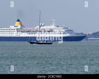 Sheerness, Kent, Royaume-Uni. 23 juillet 2020. Le bateau de croisière bleu Saga Sapphire, caractéristique, a été vu au départ de la Tamise cet après-midi après avoir été mis en place pendant des mois à Tilbury. Le navire a été vendu à Anex Tours et le nom a changé pour Blue Sapphire pour la saison 2021. Crédit : James Bell/Alay Live News Banque D'Images