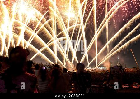 ADACHI, JAPON - 21 juillet 2018 : des foules se sont rassemblées pour un feu d'artifice à Adachi, Tokyo, le premier d'une série annuelle d'événements d'exposition de feu d'artifice. Tokyo Banque D'Images