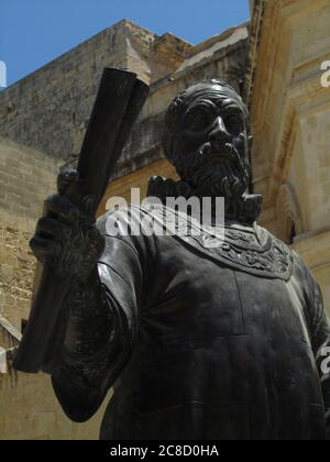 VALLETTA, MALTE - 14 juillet 2013 : monument en métal/statue du Grand Maître Jean Parisot de la Vallette, fondateur de la ville de la Valette, Malte, et dirigeant o Banque D'Images