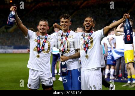 Kalvin Phillips (à gauche) de Leeds United, Ben White et Tyler Roberts célèbrent à la fin du match du championnat Sky Bet à Elland Road, Leeds. Banque D'Images