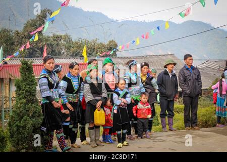 Sapa, Vietnam - 16 janvier 2014 : la tribu Hmong sur un matin d'hivers froids à Sapa, Vietnam Banque D'Images