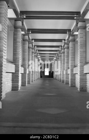 Photo en noir et blanc d'un passage à la maison Darwin Martin de Frank Lloyd Wright. Banque D'Images