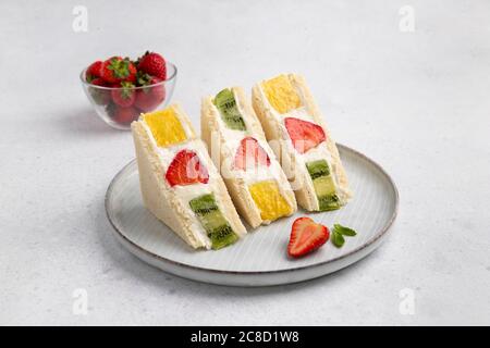 Sandwich japonais aux fruits doux avec fraise, ananas et kiwi Banque D'Images