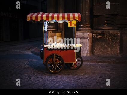 Chariot de vente de rue vendant du maïs à Istanbul la nuit, Istanbul, Turquie Banque D'Images