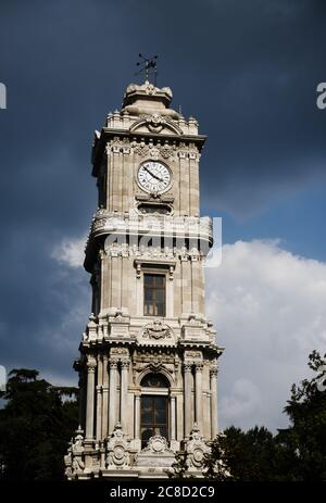 Horloge de Dolmabahçe Tour contre un ciel bleu nuageux à l'extérieur du Palais de Dolmabahçe à Istanbul, Turquie, Europe Banque D'Images