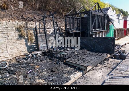 Vestiges de cabanes de plage détruits en feu à West Cliff Beach, Bournemouth, Dorset UK en juillet, le feu a commencé dans la hutte de plage et s'est propagé à flanc de falaise Banque D'Images