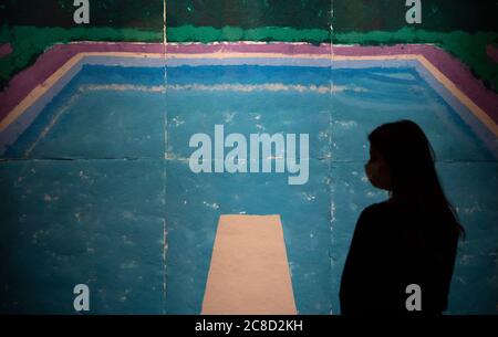 Sotheby’s, Londres, Royaume-Uni. 23 juillet 2020. Aperçu de la vente aux enchères et de l'exposition unique de Sotheby, qui s'étend sur un demi-millénaire d'histoire de l'art de Rembrandt à Richter, dans un photohall socialement distancé. Image: David Hockney, piscine sur un jour nuageux avec pluie (Paper Pool 22), estime à 4-6 millions de livres sterling. L’œuvre fait partie de sa célèbre série « Paper Pool », inspirée par l’ami de Hockney, la piscine de Kenneth Tyler à Bedford Village, New York. Crédit: Malcolm Park/Alay Live News. Banque D'Images