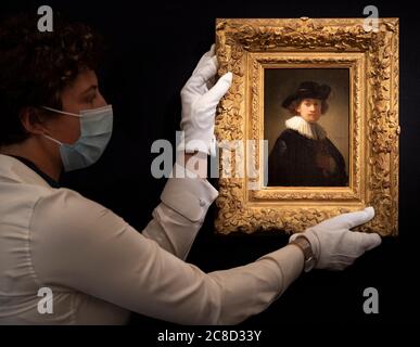 Sotheby’s, Londres, Royaume-Uni. 23 juillet 2020. Aperçu de la vente aux enchères et de l'exposition unique de Sotheby, qui s'étend sur un demi-millénaire d'histoire de l'art de Rembrandt à Richter, dans un photohall socialement distancé. La vente en soirée a lieu le 28 juillet. Image: Rembrandt, autoportrait de l'artiste, demi-longueur, 1632, estime £12-16 millions. Un des trois seuls autoportraits peints par Rembrandt restant entre des mains privées. Crédit: Malcolm Park/Alay Live News. Banque D'Images