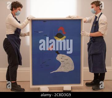 Sotheby’s, Londres, Royaume-Uni. 23 juillet 2020. Aperçu de la vente aux enchères et de l'exposition unique de Sotheby, qui s'étend sur un demi-millénaire d'histoire de l'art de Rembrandt à Richter, dans un photohall socialement distancé. La vente en soirée a lieu le 28 juillet. Image: Joan Miró, peinture (femme au chapeau rouge), 1927, estime à 20-30 millions de livres. Invisible depuis des décennies, et pour la dernière fois aux enchères en 1966, c'est le premier travail de cette importance à apparaître aux enchères depuis que la peinture (étoile bleue) a établi le record de l'artiste en 2012. Crédit: Malcolm Park/Alay Live News. Banque D'Images