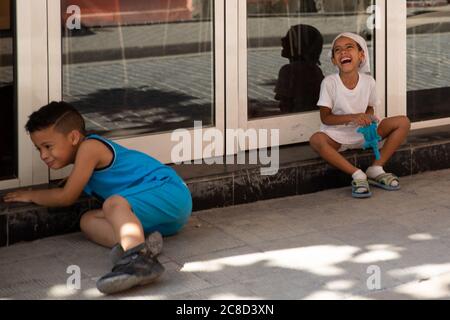 La Havane / Cuba - 04.15.2015: Les enfants cuins afro-cubains jouent dans la rue, rient et s'amusent ensemble Banque D'Images