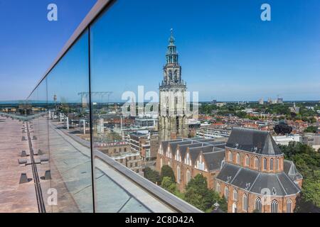 L'église historique Martini et la tour à travers l'écran en verre sur le haut du bâtiment moderne du Forum à Groningen, pays-Bas Banque D'Images