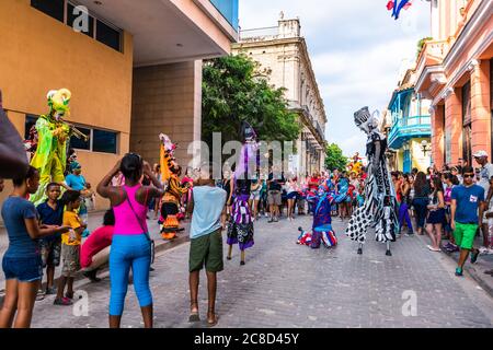 La Havane / Cuba - 04.16.2015: Des marcheurs à pilotis colorés dansant pendant le Festival international de la danse dans les paysages urbains 'la Vieille Havane, ville en mouvement' Banque D'Images