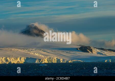 Vue sur l'île Joinville en soirée, antarctique Sound près de Hope Bay, à la pointe de la péninsule antarctique. Banque D'Images