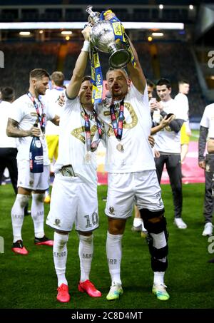 Ezgjan Alioski (à gauche) et Kalvin Phillips de Leeds United célèbrent avec le trophée du championnat Sky Bet à la fin du match du championnat Sky Bet à Elland Road, Leeds. Banque D'Images