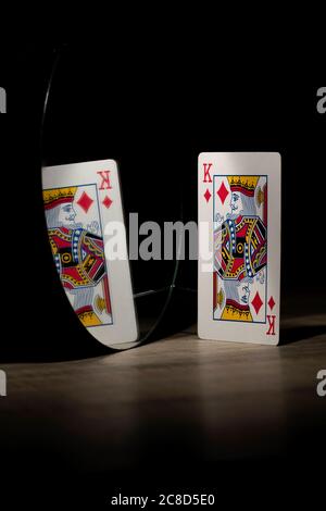 Brecht, Belgique - 29 mai 2020 : le roi du diamant d'un jeu de cartes à jouer regardant sa propre réflexion dans le miroir. Normalement, il ressemble à fierté A. Banque D'Images