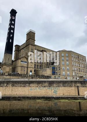 Un hashtag #weainthavinit concernant les mâts de téléphone mobile 5G sur un mur à Bingley, Yorkshire. ROYAUME-UNI Banque D'Images