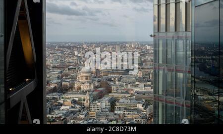 Vue sur la cathédrale St.Pauls dans la ville de Londres depuis un gratte-ciel Banque D'Images